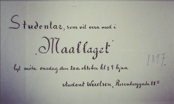 Handskriven lysing frå 1897: «Studentar, som vil vera med i Maallaget lyt møta onsdag den 20de oktober kl ½ 9 hjaa student Wexelsen, Rosenborggata 11.»